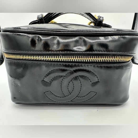 CHANEL Black Patent Leather Vanity Pouch with chain - Picture 3 of 8